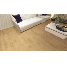 Living luminos cu pardoseală laminată cu aspect de stejar, o canapea albă cu pernă mov și o măsuță de cafea albă cu flori.