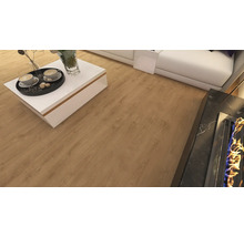 Pardoseală modernă cu aspect de stejar într-o cameră de zi luminoasă, cu măsuță de cafea albă, canapea și șemineu.