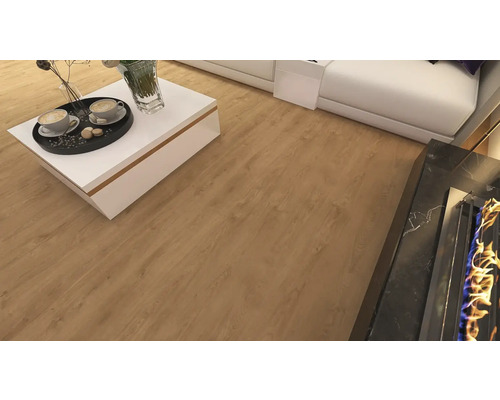 Pardoseală modernă cu aspect de stejar într-o cameră de zi luminoasă, cu măsuță de cafea albă, canapea și șemineu.