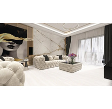 Living luxos și luminos cu canapea capitonată crem, perete aspect marmură, tablou modern și ferestre mari cu perdele transparente.