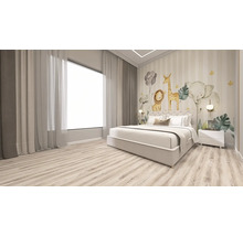 Dormitor luminos cu pardoseală cu aspect de lemn, decor de perete cu motive de animale, pat tapițat și ferestre mari cu perdele lungi.