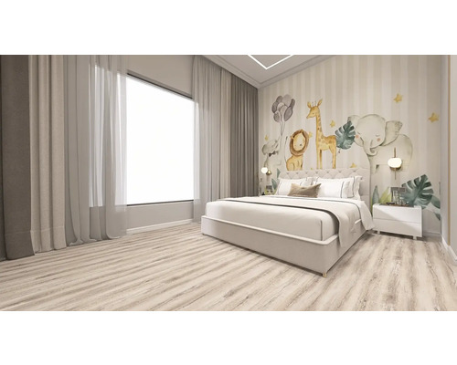 Dormitor luminos cu pardoseală cu aspect de lemn, decor de perete cu motive de animale, pat tapițat și ferestre mari cu perdele lungi.