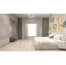 Dormitor pentru copii cu pat alb, pictură murală cu leu și girafă, pardoseală din lemn și birou încorporat cu dulap.