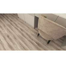 Pardoseală cu aspect de lemn cu granulație de stejar într-o cameră modernă cu un scaun tapițat și un dulap cu structură canelată.