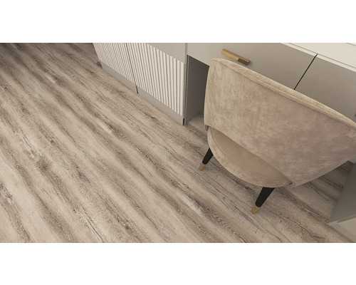 Pardoseală cu aspect de lemn cu granulație de stejar într-o cameră modernă cu un scaun tapițat și un dulap cu structură canelată.