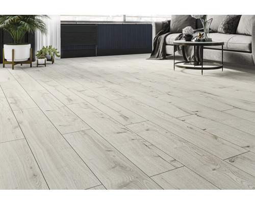 Pardoseală deschisă la culoare cu aspect de lemn în sufragerie modernă cu canapea, măsuță de cafea și plante de interior.