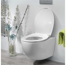 WC suspendat cu margine deschisă de spălare și confort sporit la ședere într-o baie luminoasă.