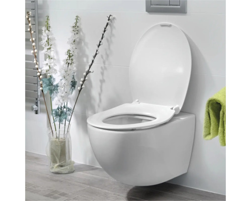 WC suspendat cu margine deschisă de spălare și confort sporit la ședere într-o baie luminoasă.