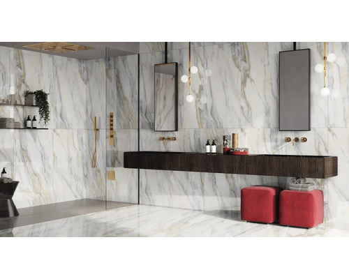 Baie modernă cu plăci de perete și podea cu aspect de marmură, lavoar închis la culoare, baterii aurii și duș de tip walk-in.