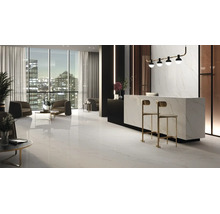 Lobby modern cu plăci ceramice mari pentru pardoseală cu aspect de marmură albă, tejghea cu design de marmură și scaune de bar aurii.