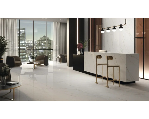Lobby modern cu plăci ceramice mari pentru pardoseală cu aspect de marmură albă, tejghea cu design de marmură și scaune de bar aurii.