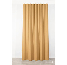 Cortină de culoare aurie în fața unui perete