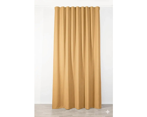 Cortină de culoare aurie în fața unui perete