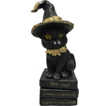 Figurină decorativă de pisică cu pălărie de vrăjitoare pe o stivă de cărți ca decor de Halloween