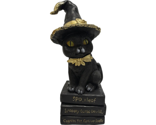 Figurină decorativă de pisică cu pălărie de vrăjitoare pe o stivă de cărți ca decor de Halloween