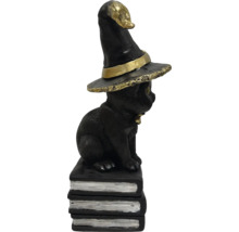 Figurină decorativă de Halloween: Pisică neagră cu pălărie de vrăjitoare pe o stivă de cărți