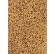 Vedere de aproape a hranei pentru pești de culoare maro sub formă de pelete mici, lunguiețe.