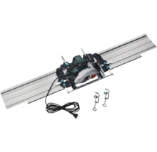 Ferăstrău circular manual pe o șină de ghidaj din metal, inclusiv două cleme și cablu de alimentare negru.