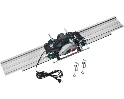 Ferăstrău circular manual pe o șină de ghidaj din metal, inclusiv două cleme și cablu de alimentare negru.