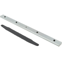 Bandă magnetică din metal argintiu cu cinci magneți rotunzi și o placă metalică neagră.