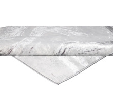 Prim-plan al unui covor argintiu cu model abstract.