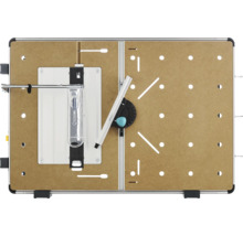 Vedere de sus a unei mese multifuncționale pentru mașini cu placă perforată, șine de ghidare, opritor unghiular și protecție pânză ferăstrău.