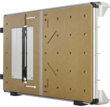 Masă pentru mașini de lucru cu blat din lemn perforat și placă de montare integrată pentru scule electrice staționare.