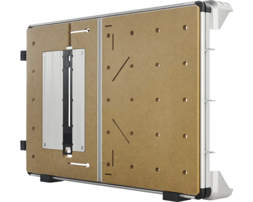 Masă pentru mașini de lucru cu blat din lemn perforat și placă de montare integrată pentru scule electrice staționare.