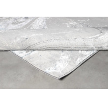 Covor cu model abstract parțial rulat