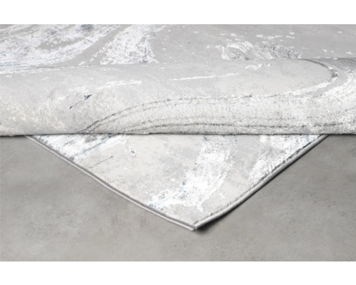 Covor cu model abstract parțial rulat