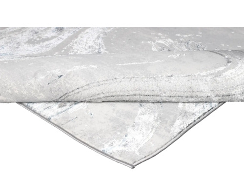 Covor rulat cu model abstract.