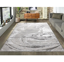 Covor gri cu model abstract într-un living cu canapea