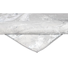 Prim-plan al unui covor deschis la culoare, cu model modern