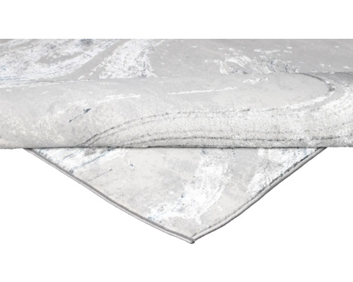 Prim-plan al unui covor deschis la culoare, cu model modern