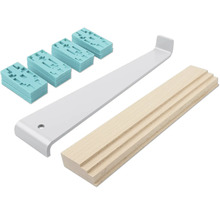 Set de montare laminat format dintr-un dispozitiv de tragere din metal gri, un tampon de lovire din lemn maro deschis și distanțiere din plastic.