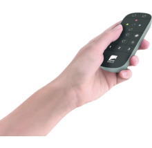 Mână care ține o telecomandă EGLO