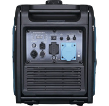 Panou de control al unui generator portabil cu afișaj digital, diverse prize pentru 230 volți și 12 volți și porturi USB.
