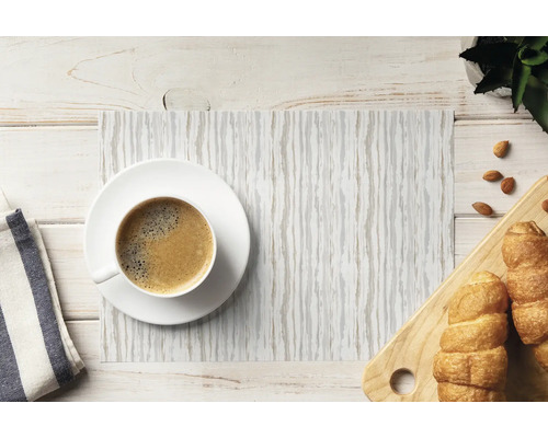 Suport de masă dreptunghiular cu model cu dungi pe o masă din lemn decorată cu o ceașcă de cafea și croissanturi.