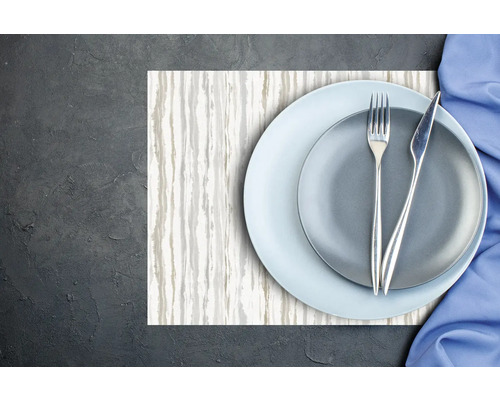 Suport de masă cu model în dungi verticale, două farfurii suprapuse și tacâmuri din inox.