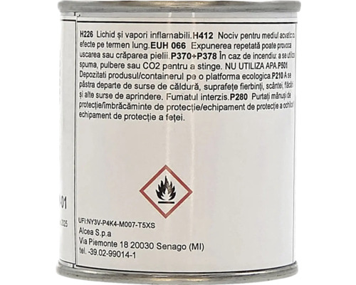 Detaliu al unei etichete de pe o cutie metalică cu instrucțiuni de siguranță și simbolul de pericol pentru substanțe inflamabile.
