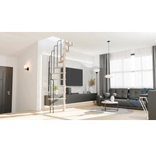 Scară în spirală modernă din lemn cu balustradă metalică neagră într-o cameră de zi luminoasă cu canapea și televizor.