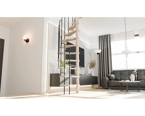 Scară în spirală modernă din lemn și metal într-o cameră de zi luminoasă, minimalistă, cu canapea și fereastră mare.