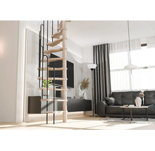 Scară în spirală modernă cu trepte din lemn și balustradă metalică neagră într-o sufragerie luminoasă cu canapea și televizor.