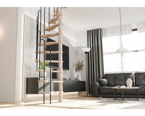 Scară în spirală modernă cu trepte din lemn și balustradă metalică neagră într-o sufragerie luminoasă cu canapea și televizor.