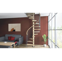Scară în spirală modernă cu trepte din lemn și balustradă metalică într-o cameră de zi luminoasă, cu canapea și fereastră mare.