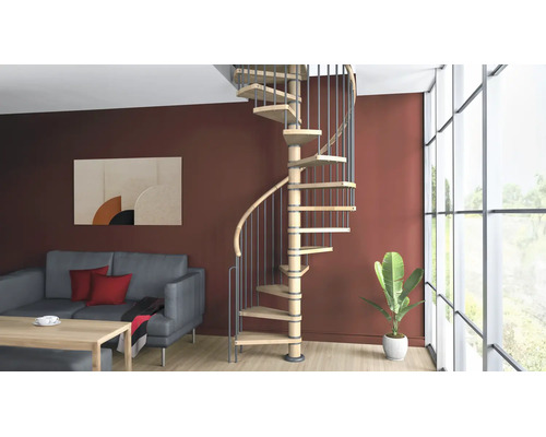 Scară în spirală modernă cu trepte din lemn și balustradă metalică într-o cameră de zi luminoasă, cu canapea și fereastră mare.