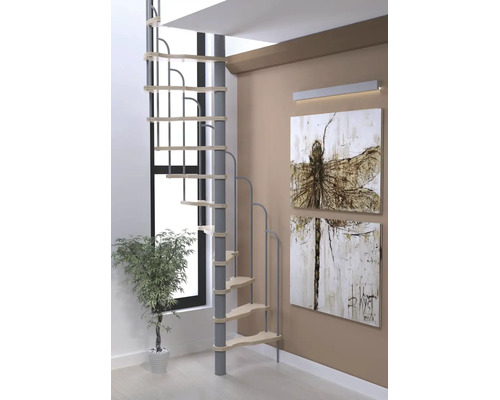 Scară spirală pentru economisirea spațiului cu trepte din lemn deschis și balustradă din metal gri.
