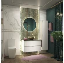 Baie modernă cu toaletă, lavoar cu oglindă rotundă, dulap înalt și decorațiuni