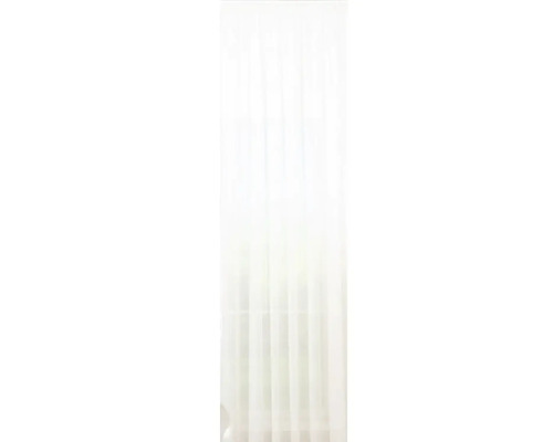 Draperie albă în fața unei ferestre