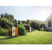 Pulverizator sub presiune Stihl în grădină pe gazon